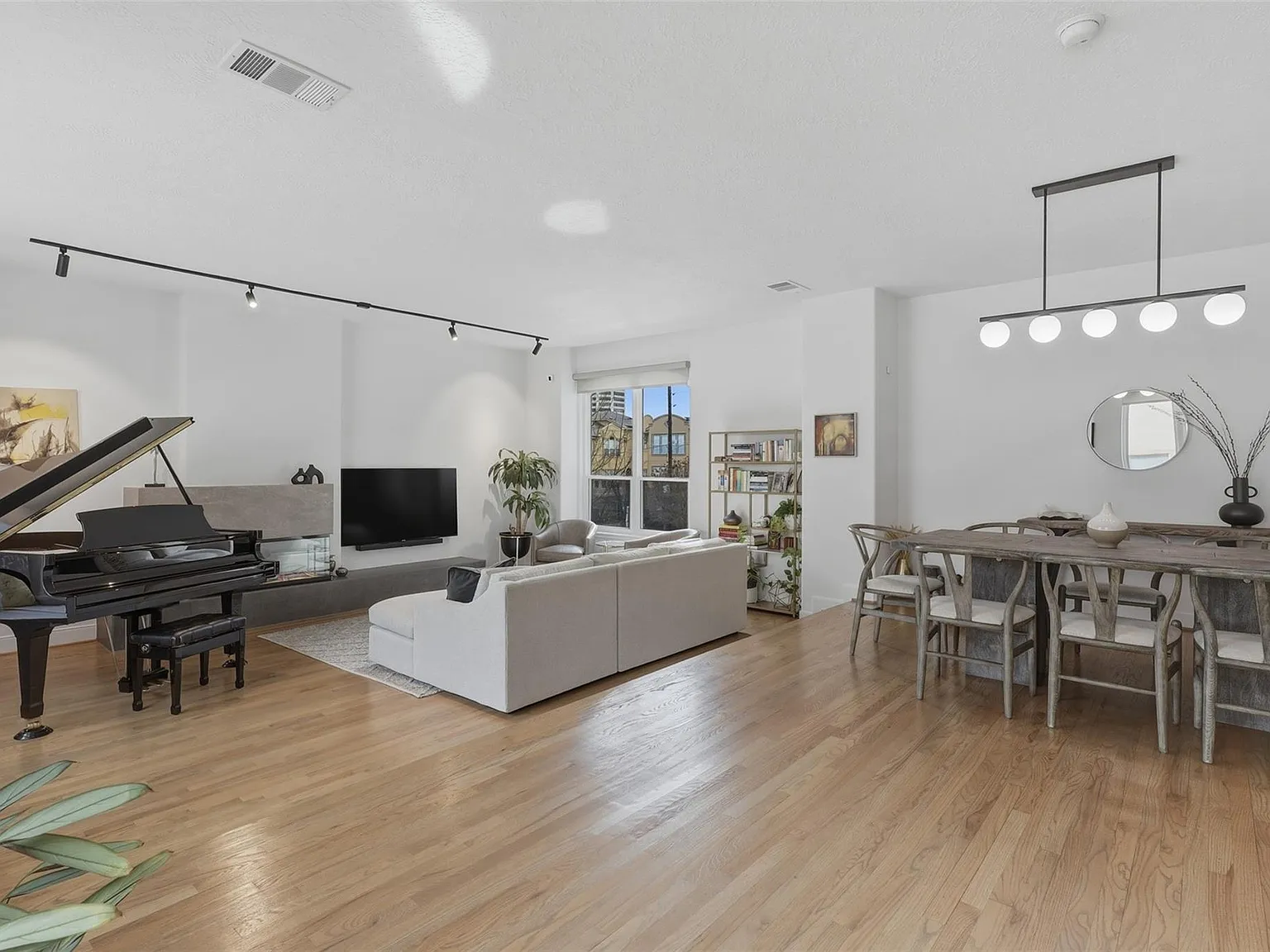 3 bed, 3.5 bath, 2504 sqft, $3,950 — Photo 1