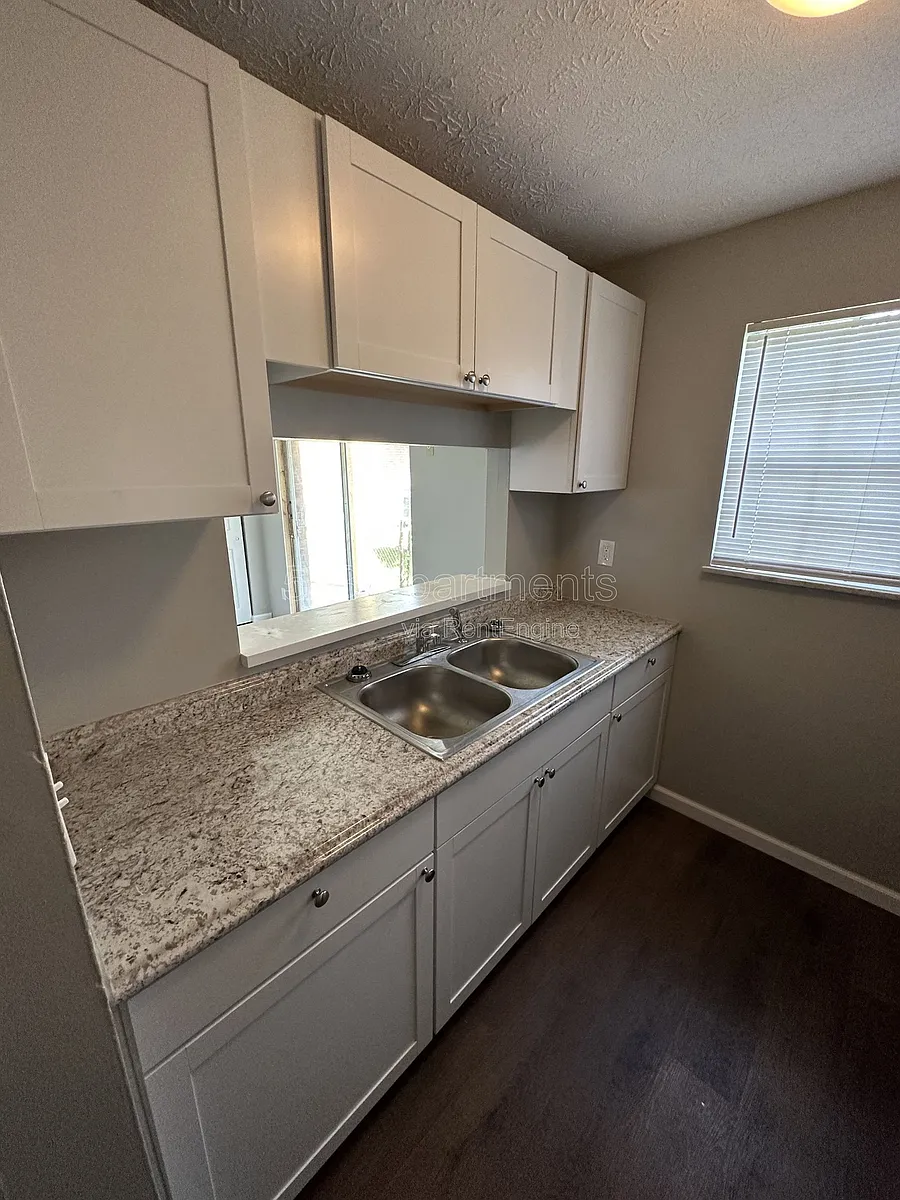 Building Photo - 6219 Graceland Ave #1