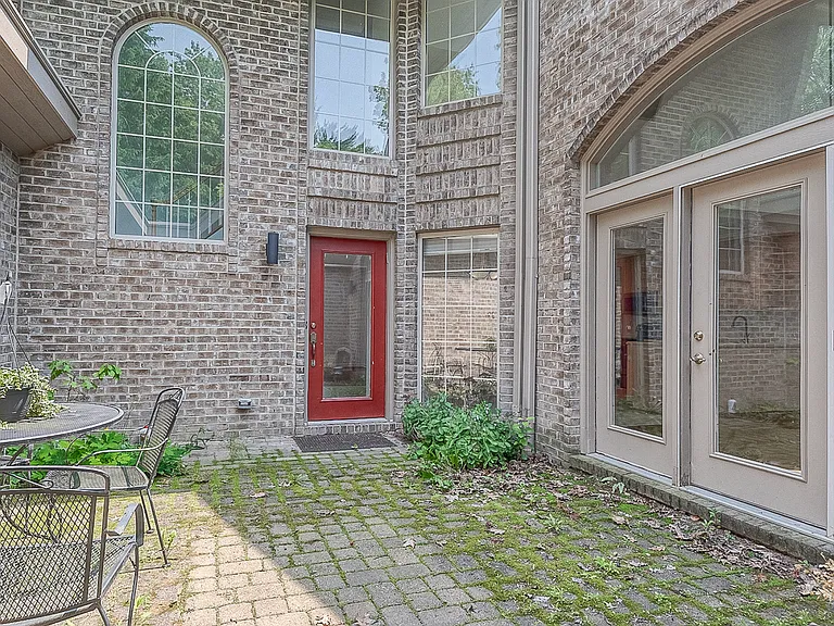 618 Essex Ct — Photo 3