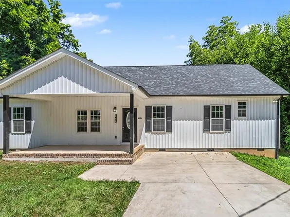 1329 Belleauwood St, Winston Salem, NC 27107