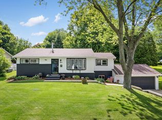 1650 Meadowbrook Ln, Freeport, IL 61032