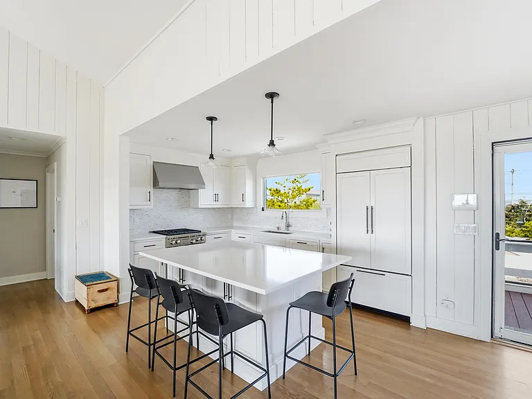 355 Dune Rd — Photo 6