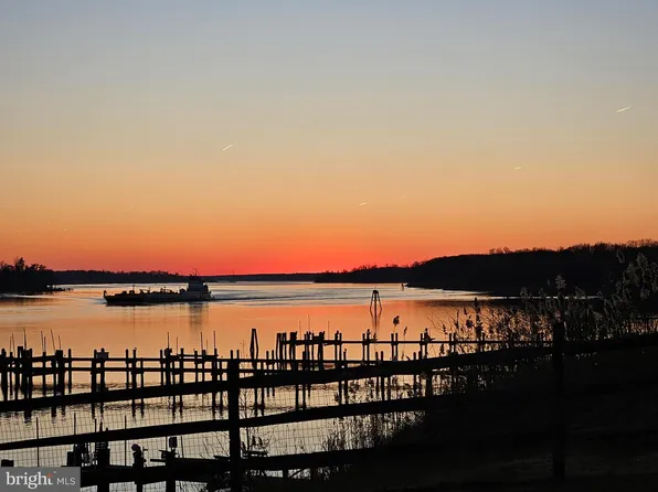 64 S Shore Rd, Elkton, MD 21921