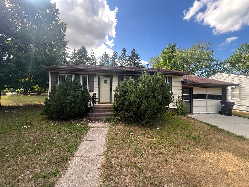1st image of 1025 3rd St SE