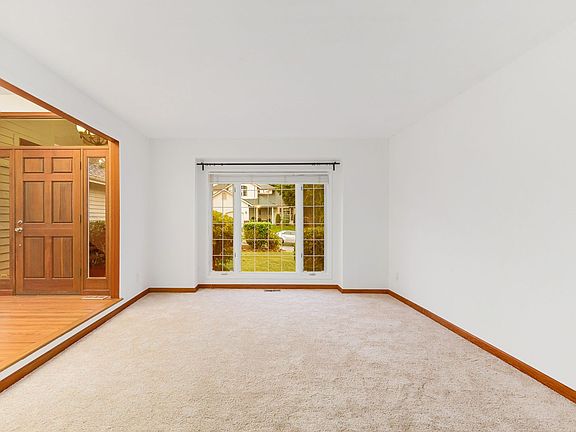 5th image of 919 223rd Pl NE