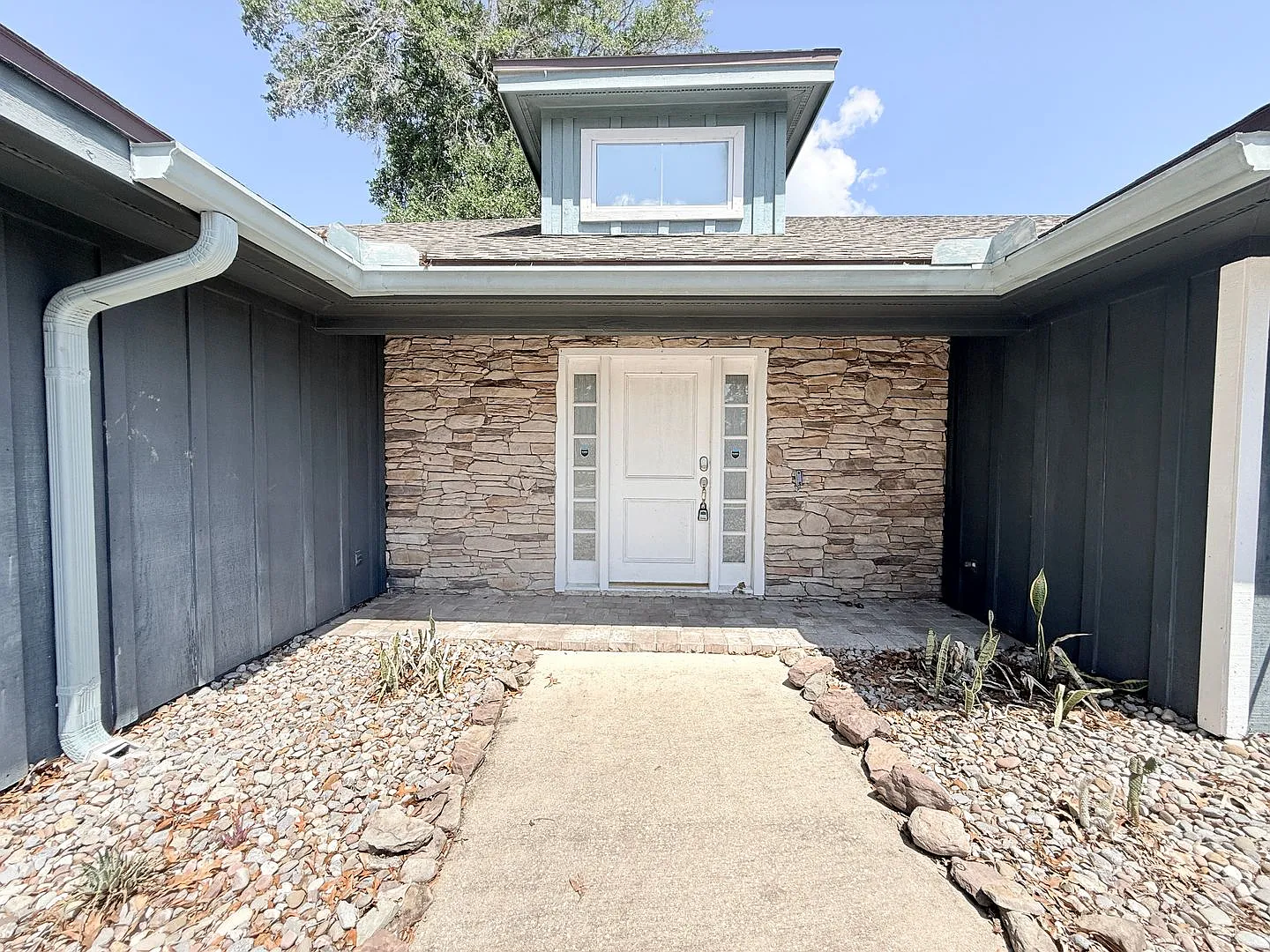 Large Open Concept House with Tons of Natural Light — Photo 2