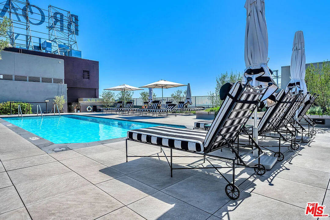 2 bed, 2.0 bath, 1720 sqft, $6,000 — Photo 2