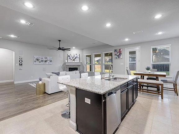 3rd image of 1641 Winchester Dr