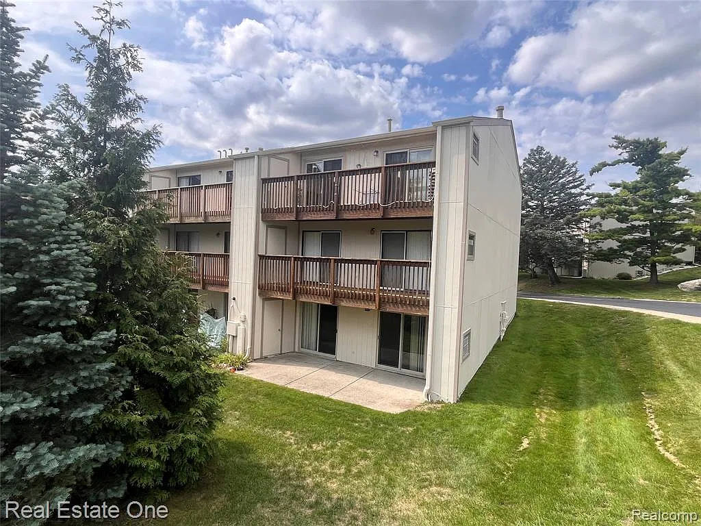 1 bed, 1.5 bath, 978 sqft, $1,250 — Photo 2
