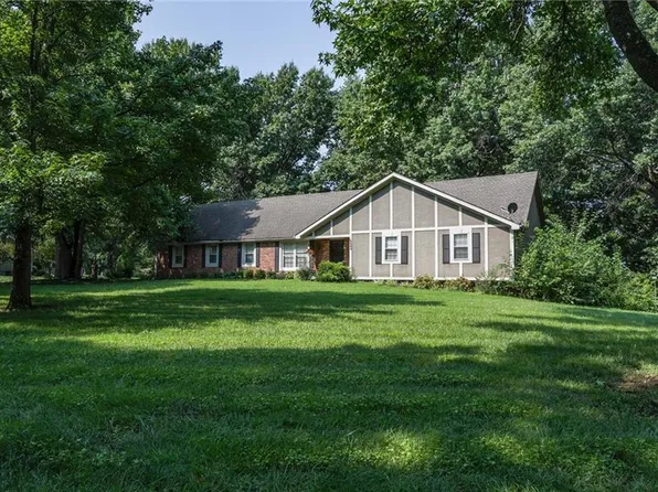 16040 Outlook St, Stilwell, KS 66085