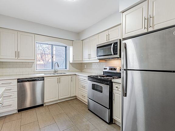 3rd image of 207 Davisville Ave
