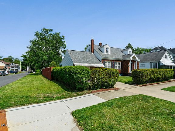 2nd image of 905 Vischer Avenue