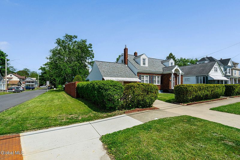 2nd image of 905 Vischer Avenue