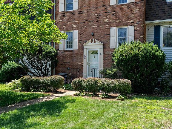 3rd image of 1055 Meadowlark Dr