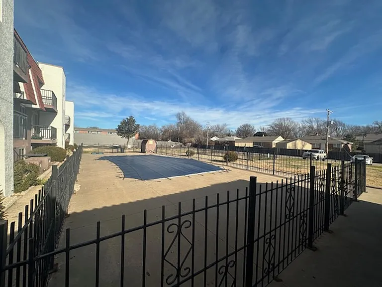 2250 S Oliver Ave — Photo 7