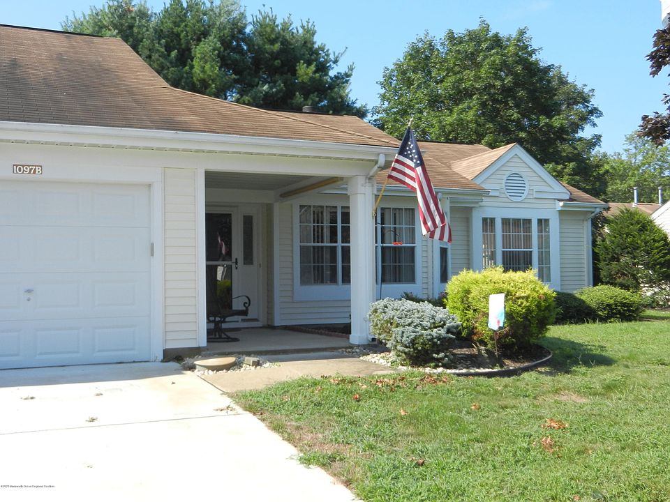 1st image of 1097B Canterbury Dr