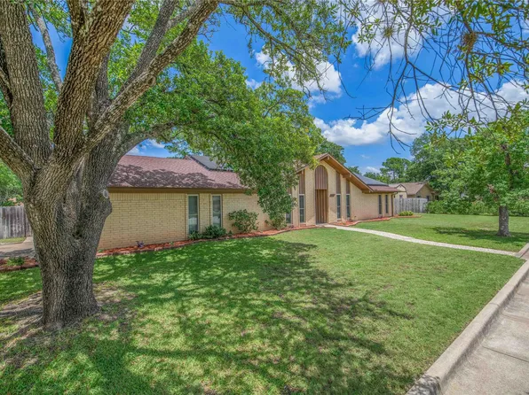 2401 Briar Oaks Dr, Bryan, TX 77802