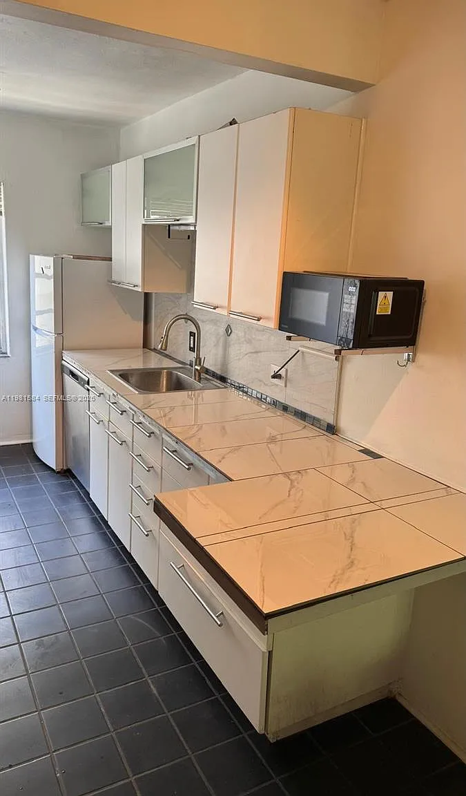 Colonial Plaza Condo — Photo 3