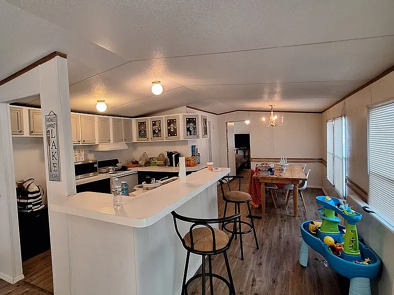18500 Pine Dr — Photo 2