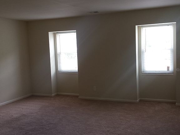 3rd image of 1423 Reynard Cres #B