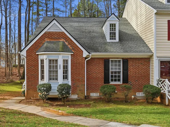 101 Hedgerow Ct, Cary, NC 27513