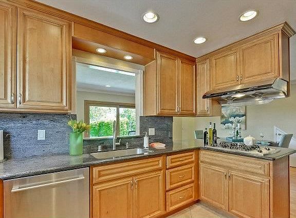 3rd image of 823 Shetland Pl