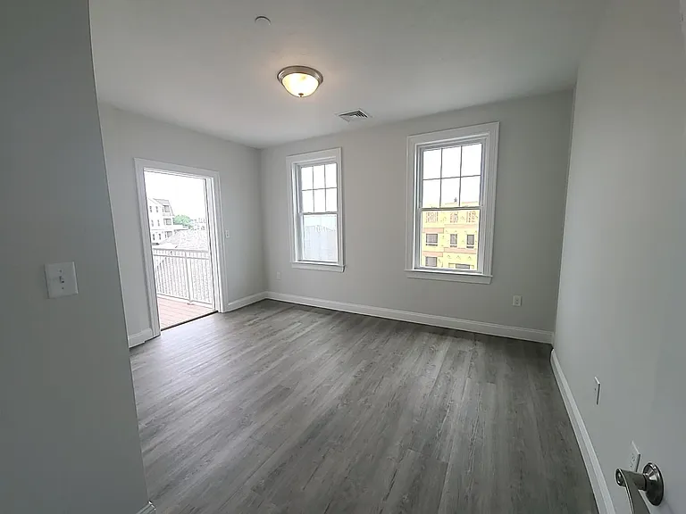 320 Middlesex Ave #B305 — Photo 11