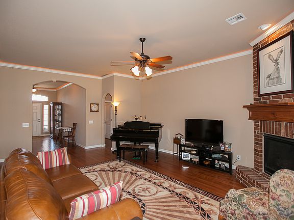 Yes that is a baby grand piano in the corner! The room is large.