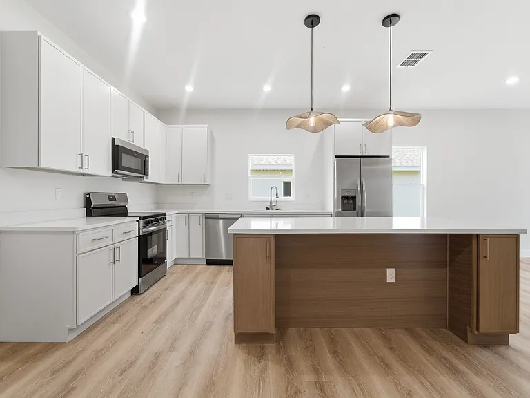 1324 Marshall Dr — Photo 2