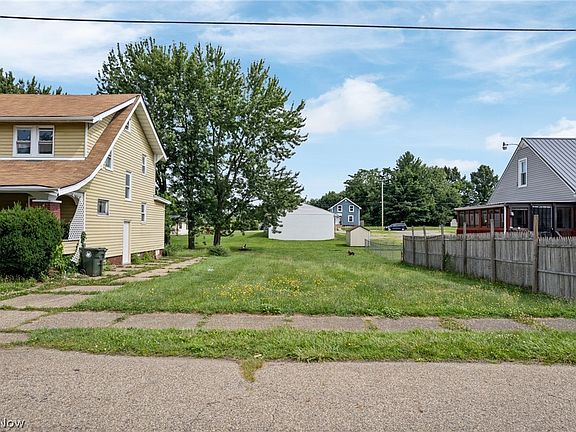 3rd image of 2203 5th St NE