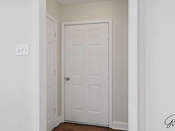 4th image of 922 Winchester Ave