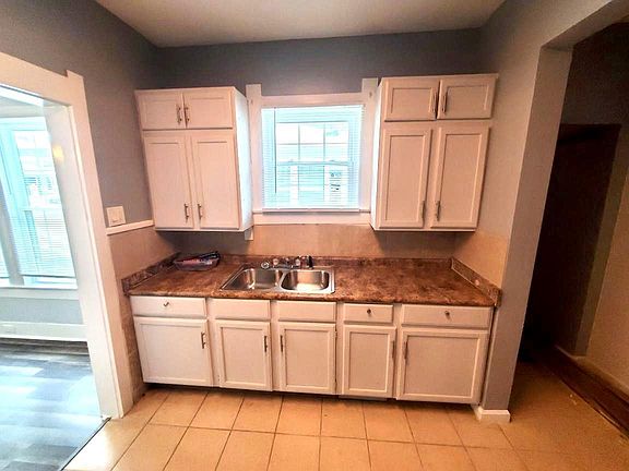 3rd image of 2572 McFaddin St