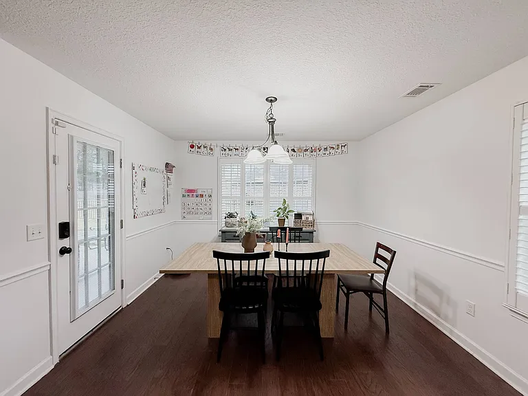 151 Manchester Ct — Photo 4
