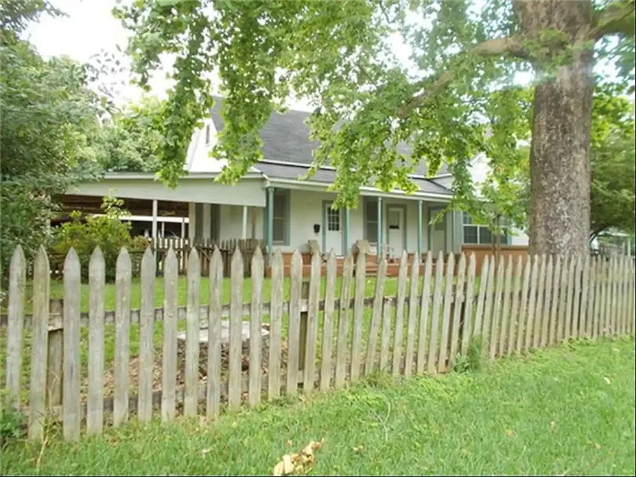 4 bed, 2.5 bath, 1860 sqft, $4,400 — Photo 2