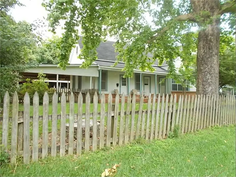 435 E Avenue J — Photo 2
