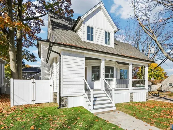 127 Oak Grove Ave, Hasbrouck Heights, NJ 07604
