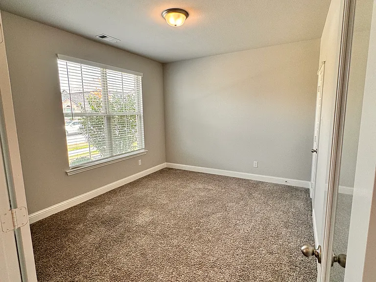 1091 Putnam Dr — Photo 7