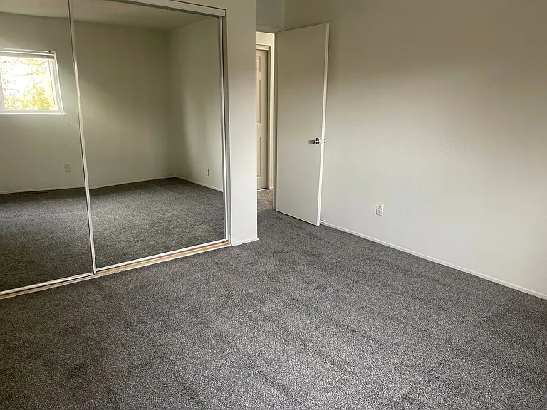 1112 Bradley Sq — Photo 10