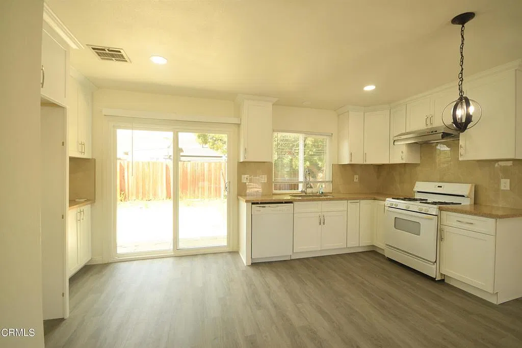 2 bed, 1.5 bath, 919 sqft, $2,900 — Photo 3