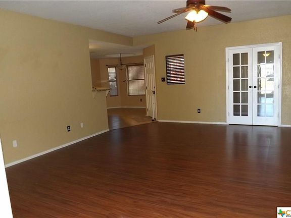4th image of 1009 E Ave S