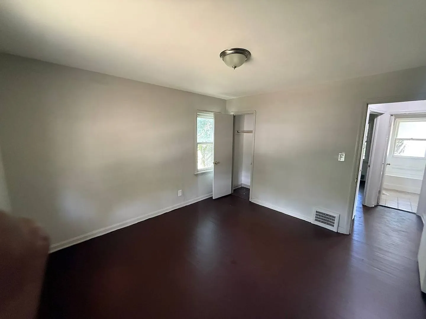 3-Bedroom Cozy Colonial House — Photo 3