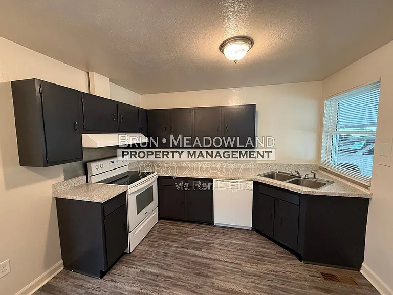 3813 Woodlake Dr NE — Photo 5