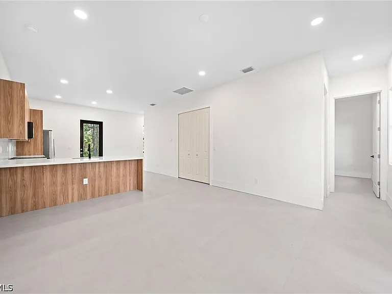 1805 W 10th St — Photo 20