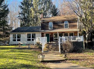 56 E Bartlett Rd, Middle Island, NY 11953