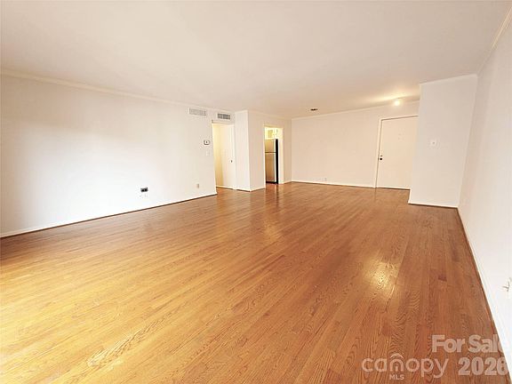 4th image of 1323 Queens Rd Unit 321