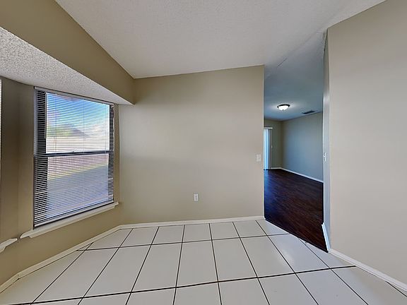 5th image of 716 Waterbridge Dr SW