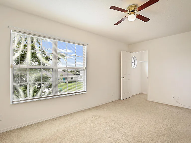 617 SE Karrigan Ter — Photo 35