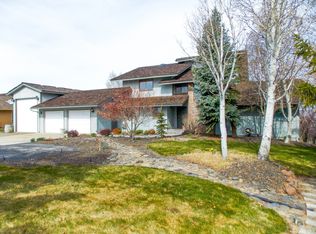211 Lookout Point Dr, Selah, WA 98942