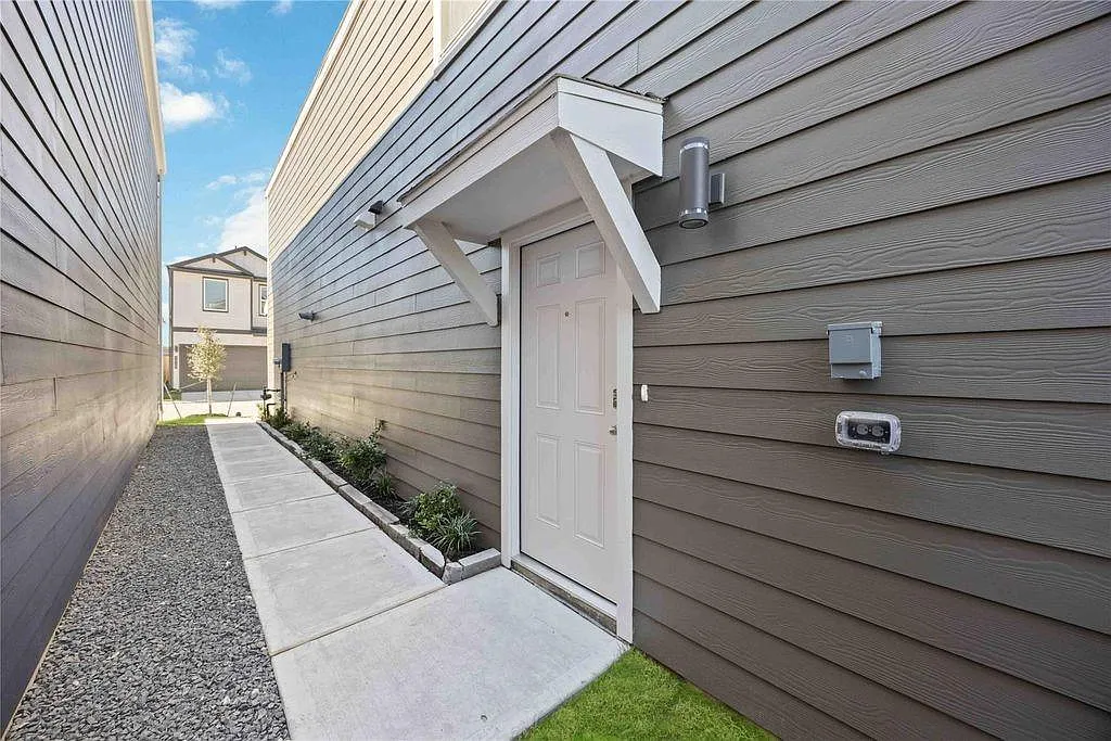 3 bed, 2.5 bath, $2,150 — Photo 2