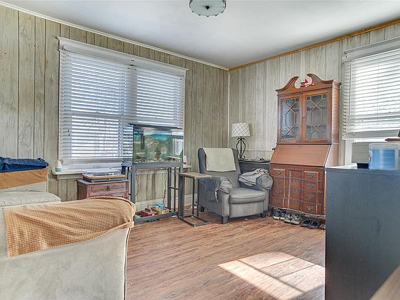 4th image of 216 W Felton Ave